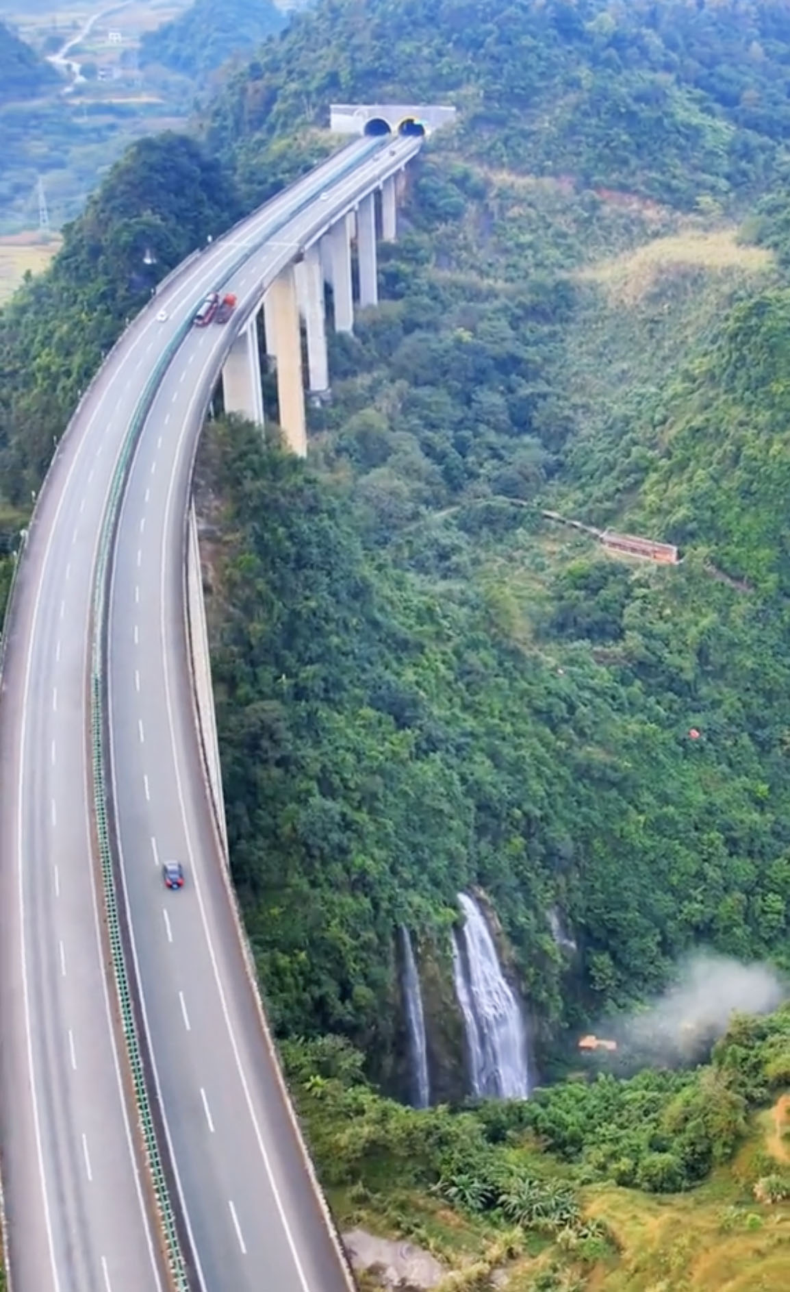 GulongshanWaterfall2.jpg