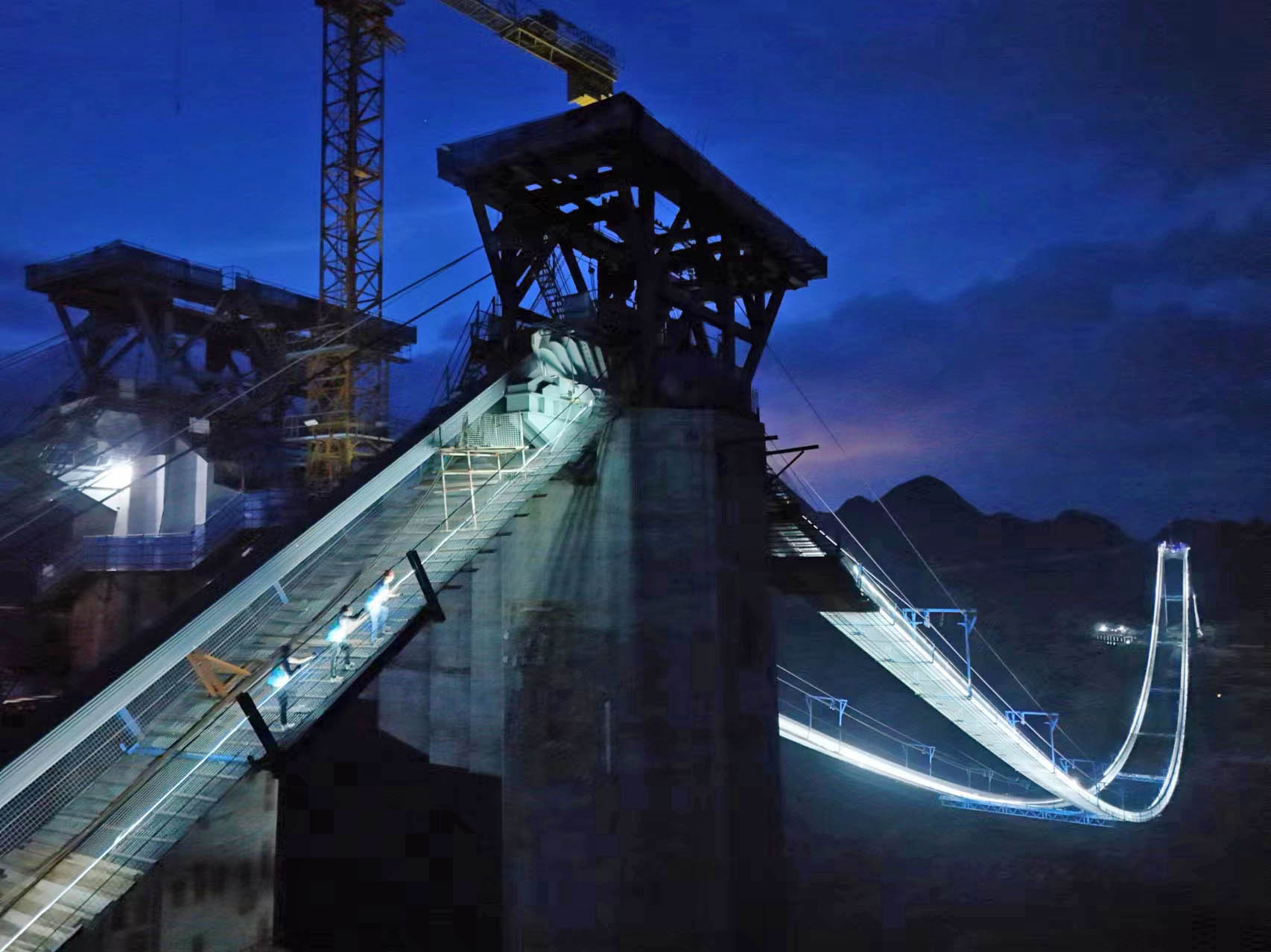 HuajiangCablesNightCatwalk.jpg