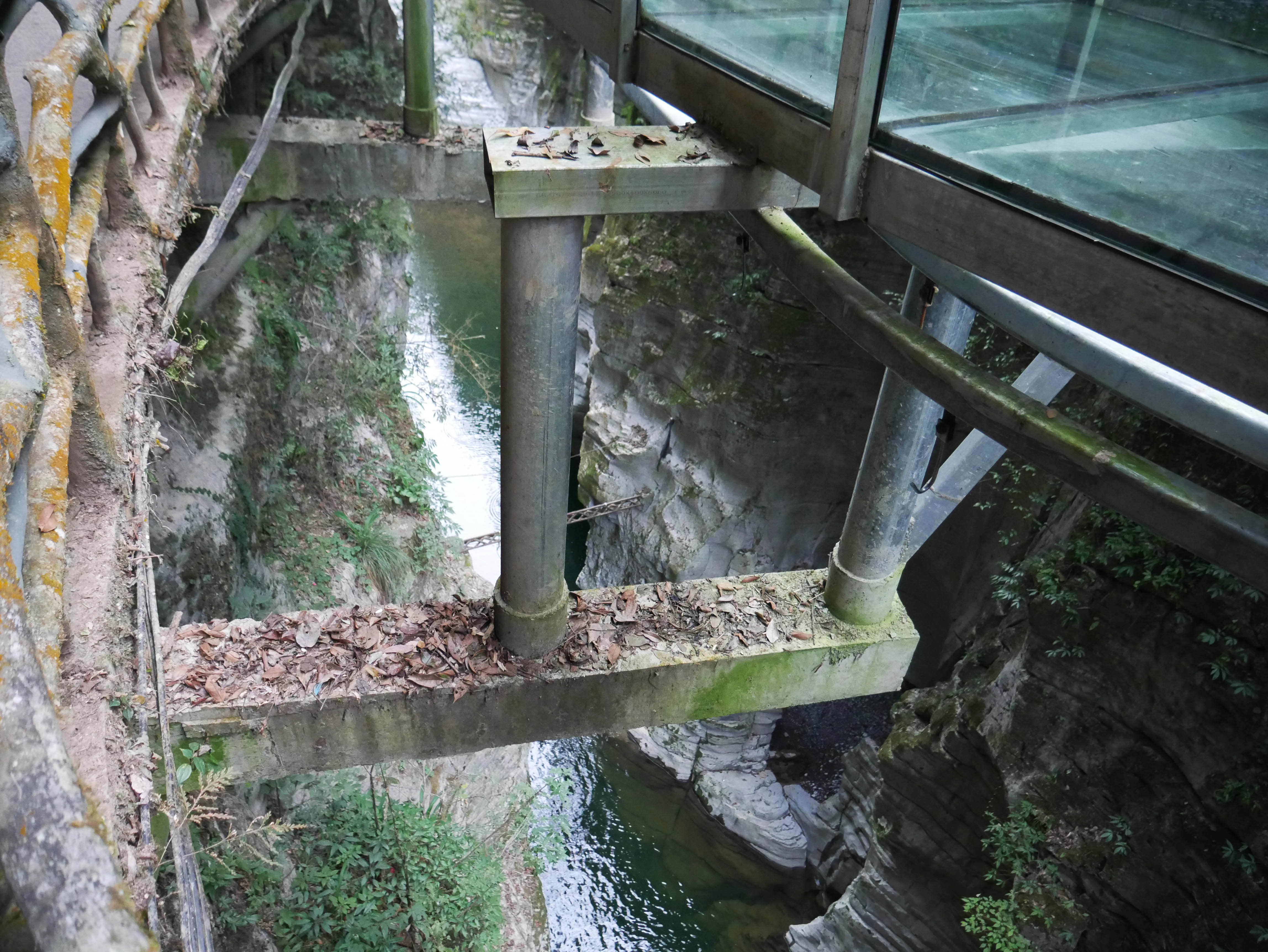 YunzhiduanCliffwalkRaftSlideCantilever.JPG