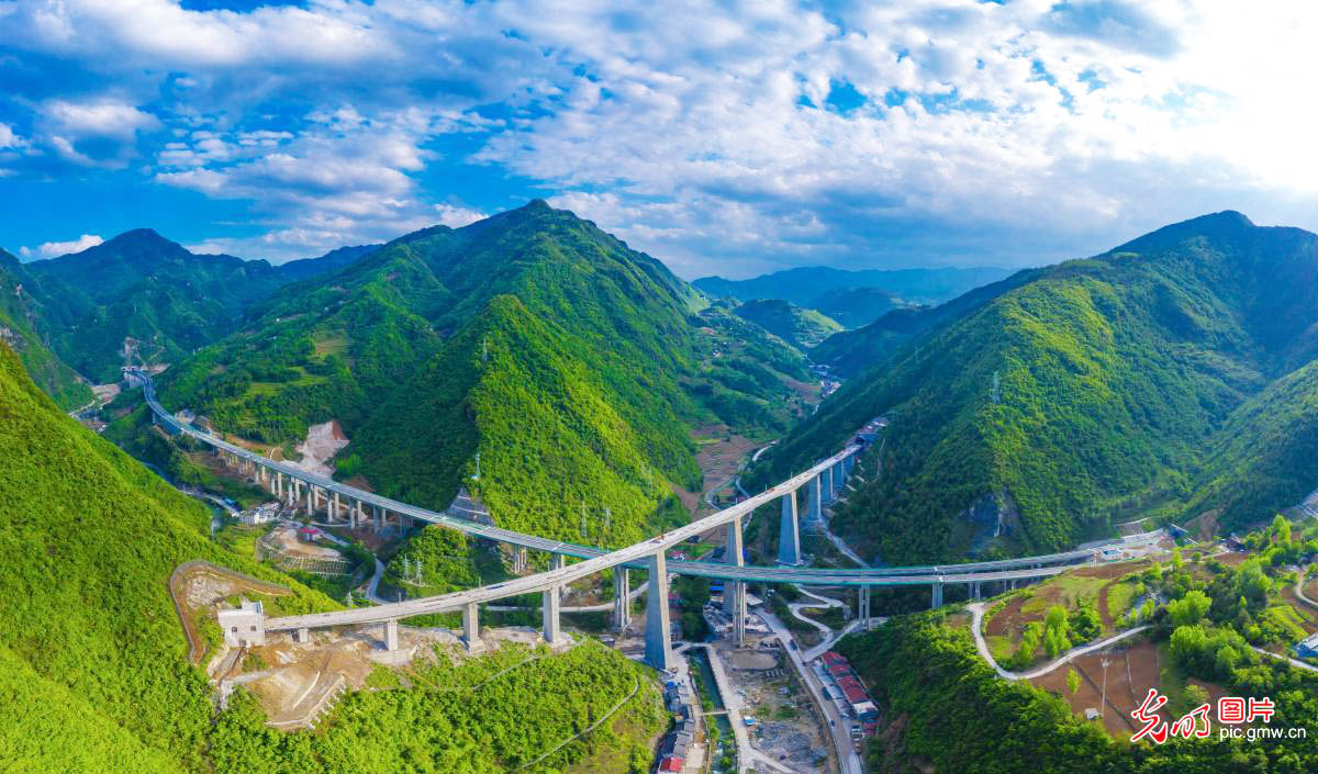 Lianghekou Railway and Lianghekou Bridge Baoshen.jpg