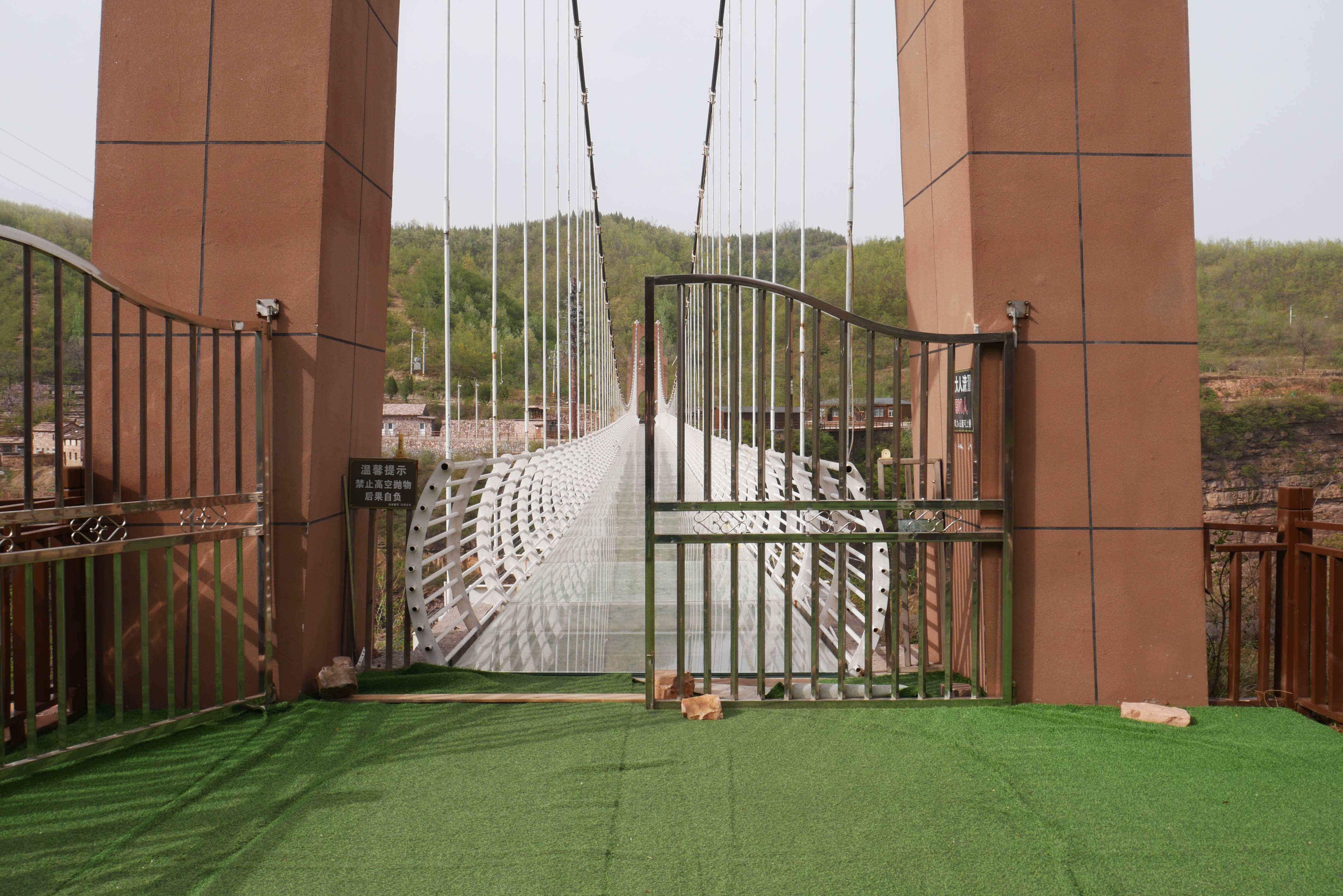 Taihang GlassFootbridgeGate.JPG