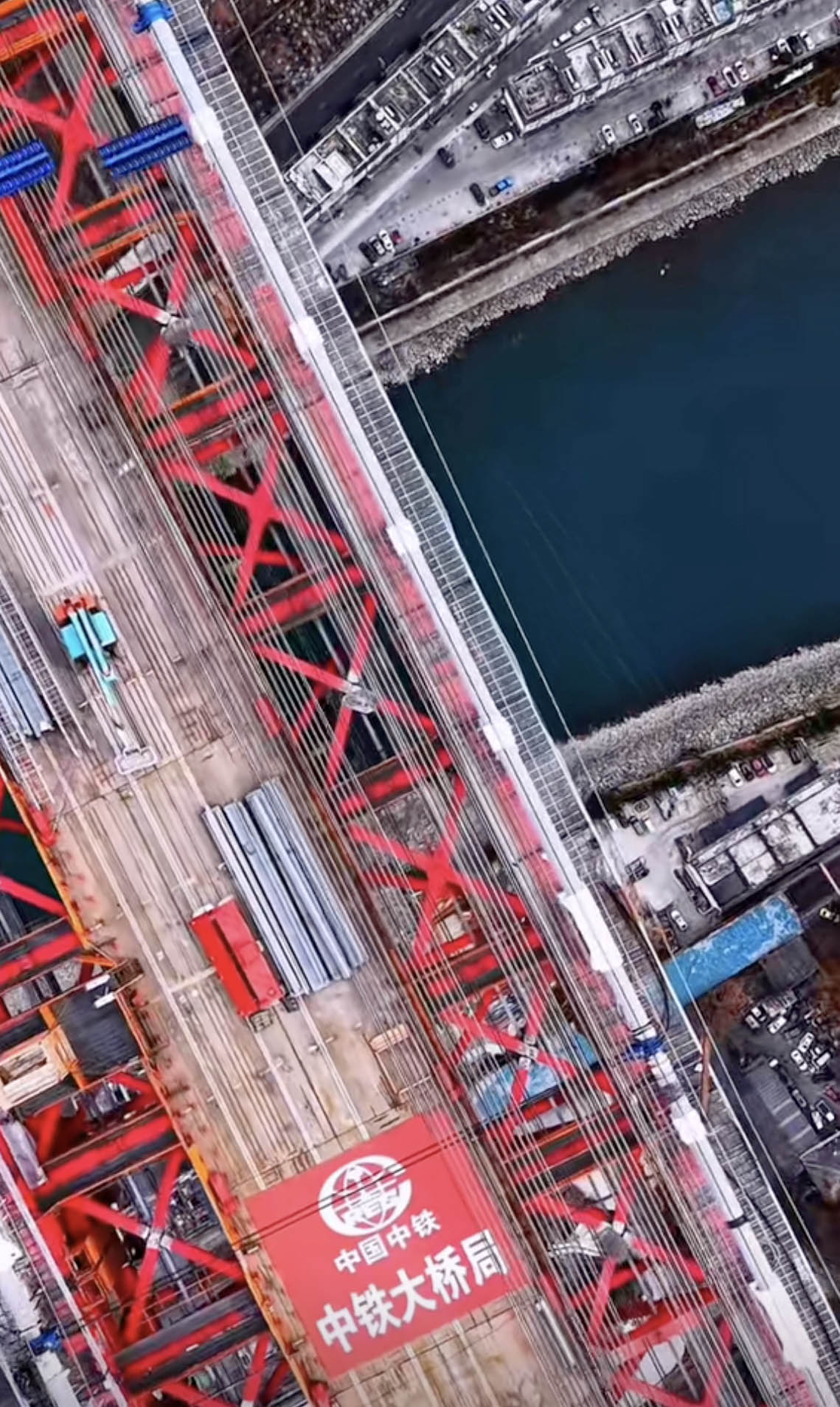 Daduhe railway bridge ChuanzangTrussDeckDown.jpg