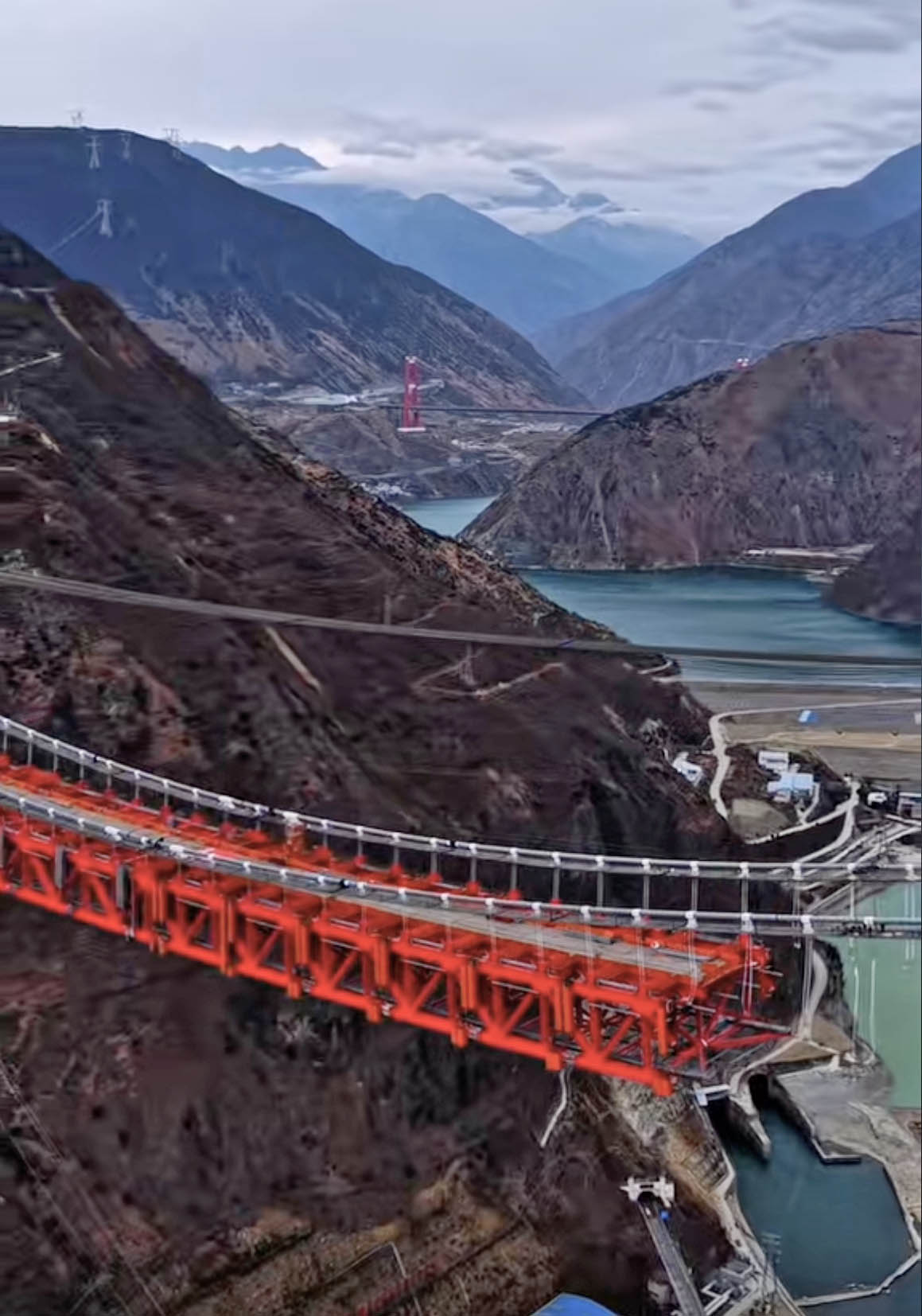 Daduhe railway bridge ChuanzangRedTrussDrone.jpg