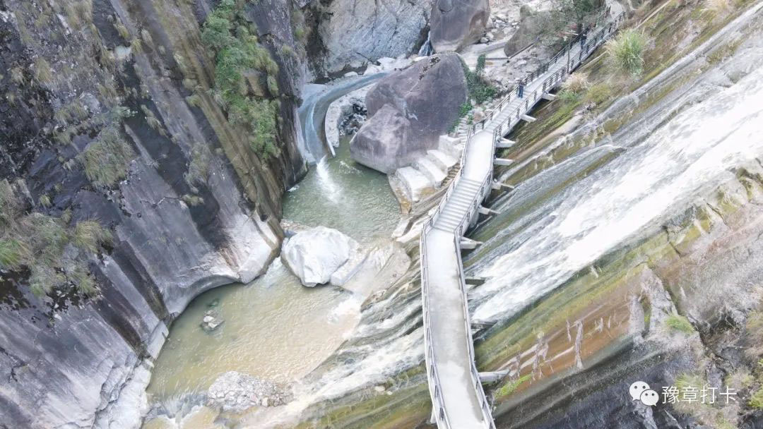 WangxianguFootbridgeWaterfall.jpg