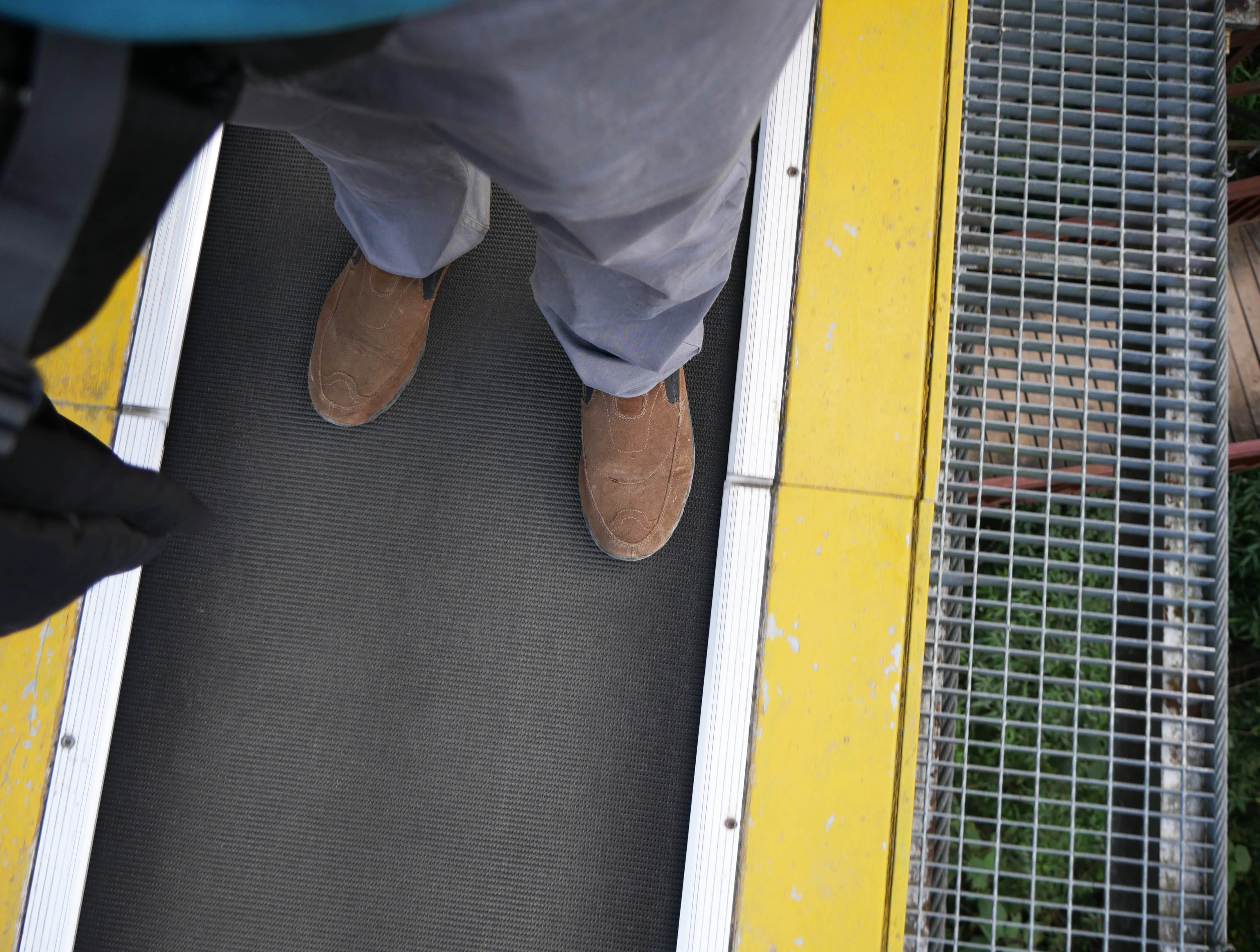 MotanyunFootbridgeConveyorDeck.JPG