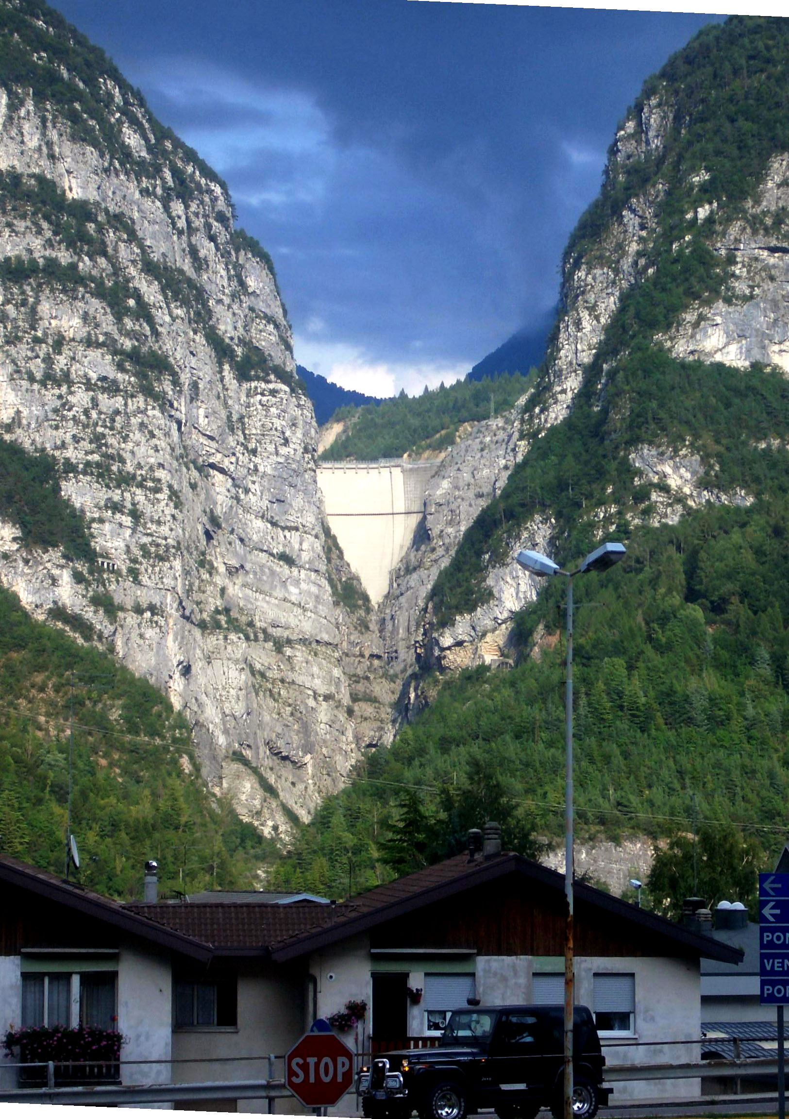 La diga del Vajont vista da Longarone 18-8-2005.jpg