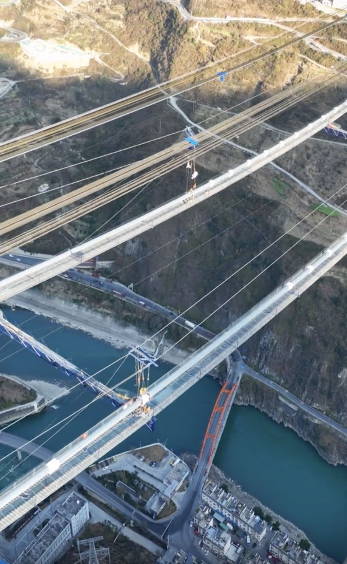 Daduhe Railway Bridge ChuanzangCablesCompleted.jpg