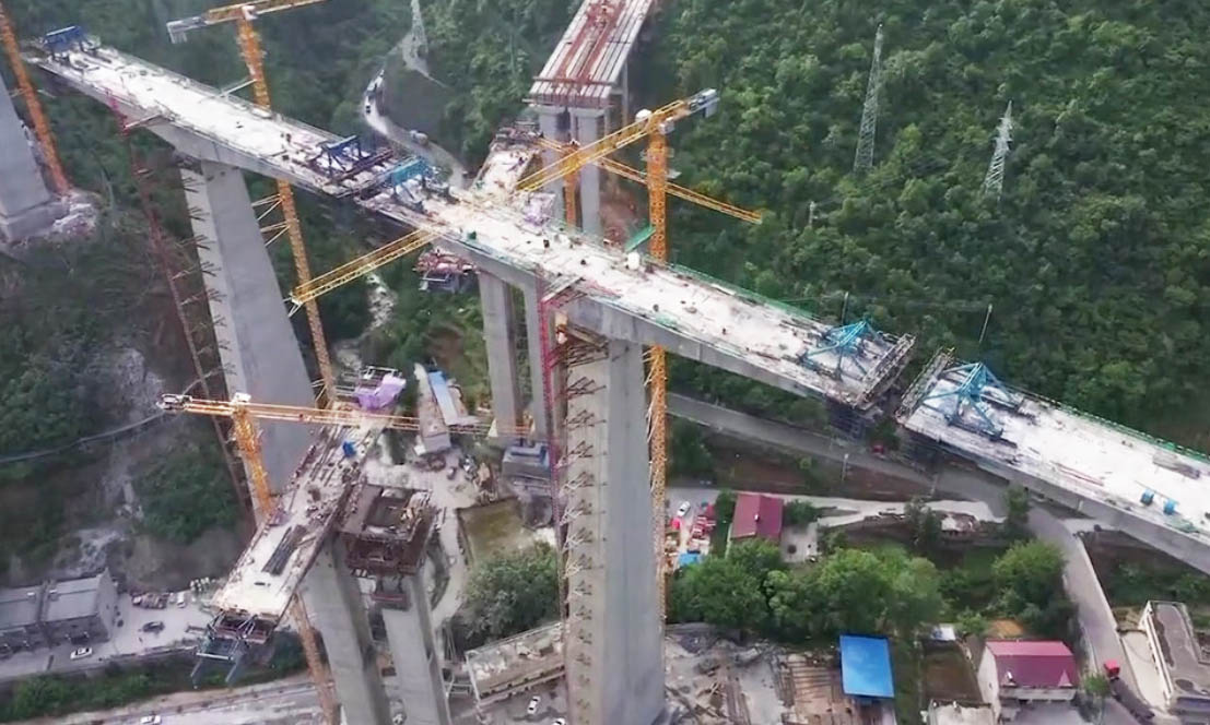 Lianghekou railwayDownCranes.jpg