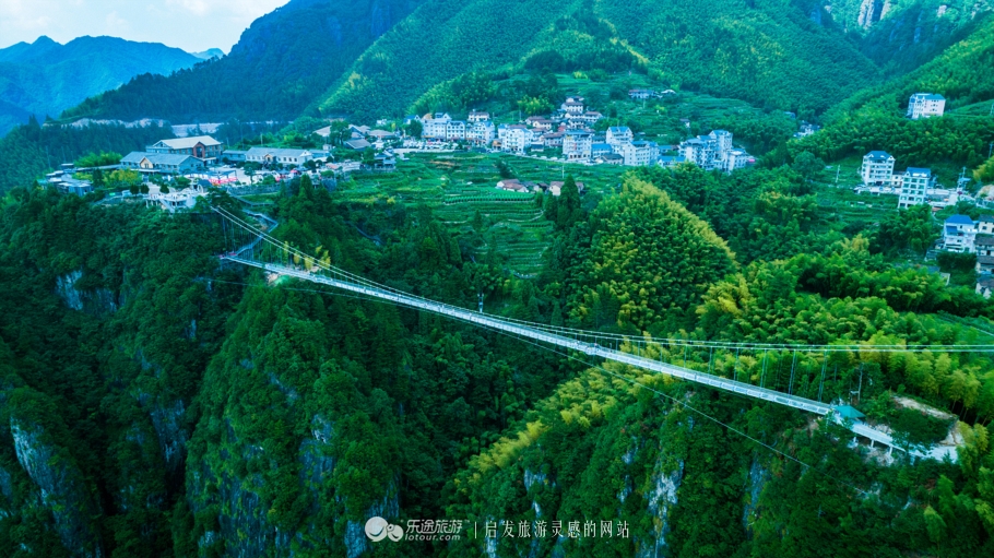 NanjianyanCloudGlassFootbridge.jpg