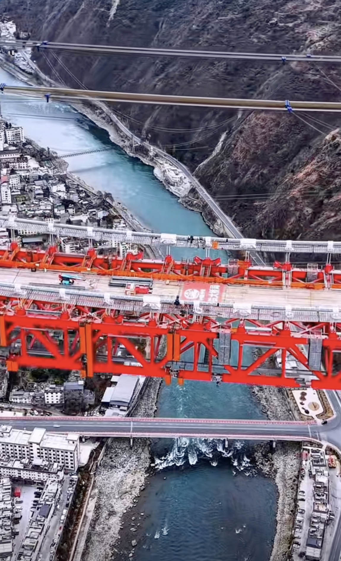 Daduhe railway bridge ChuanzangTrussLowBridge.jpg