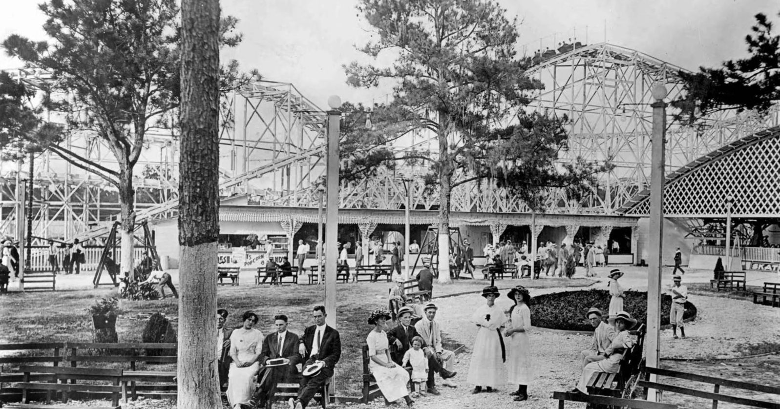 Figure Eight Roller Coaster, Colonial Park, Houston, TX.jpg