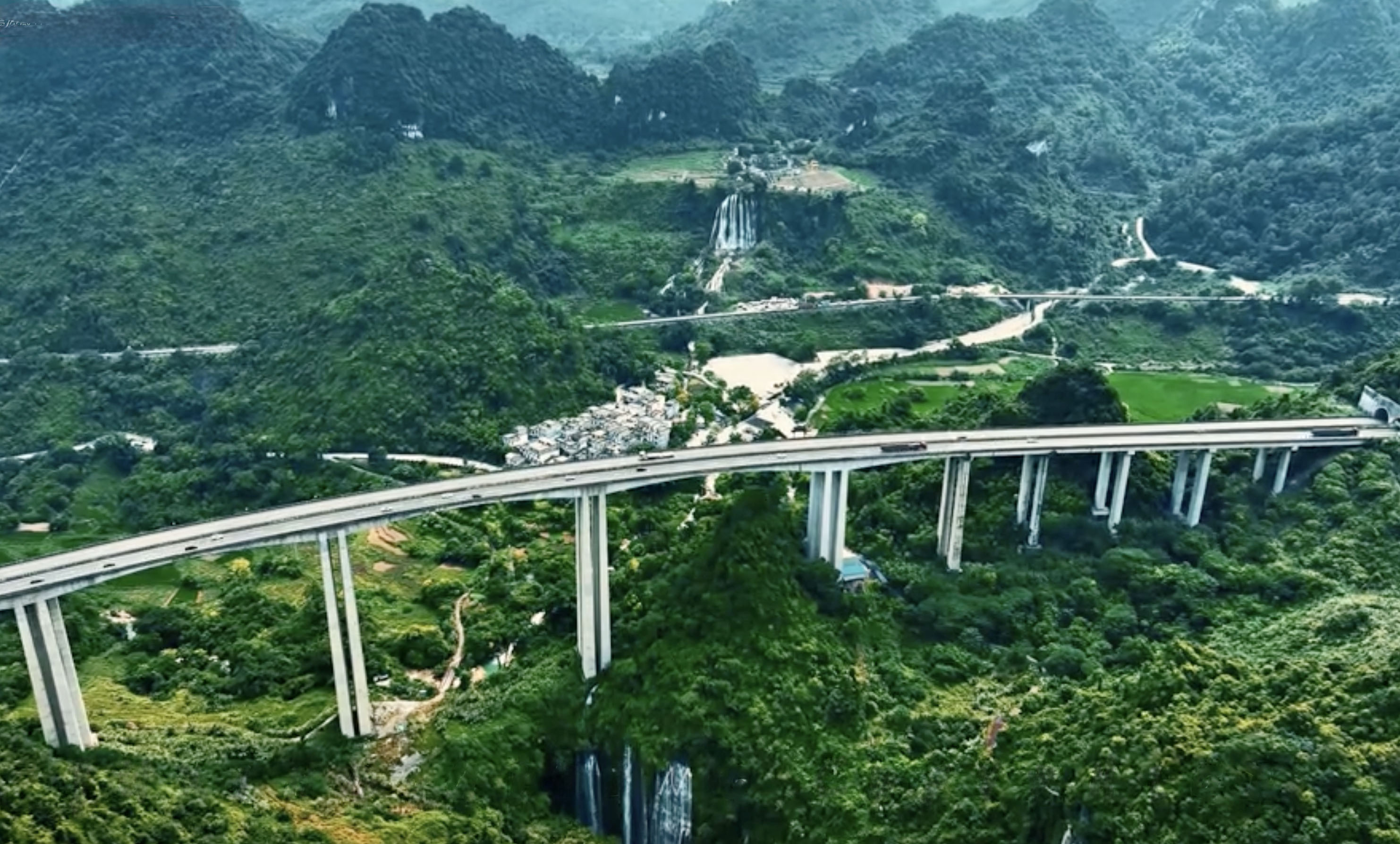 GulongshanHighWaterfall.jpg