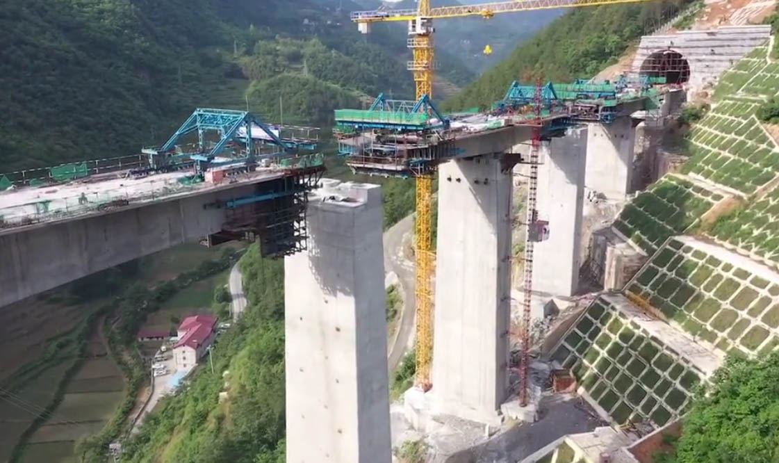 Lianghekou railwayTunnel.jpg