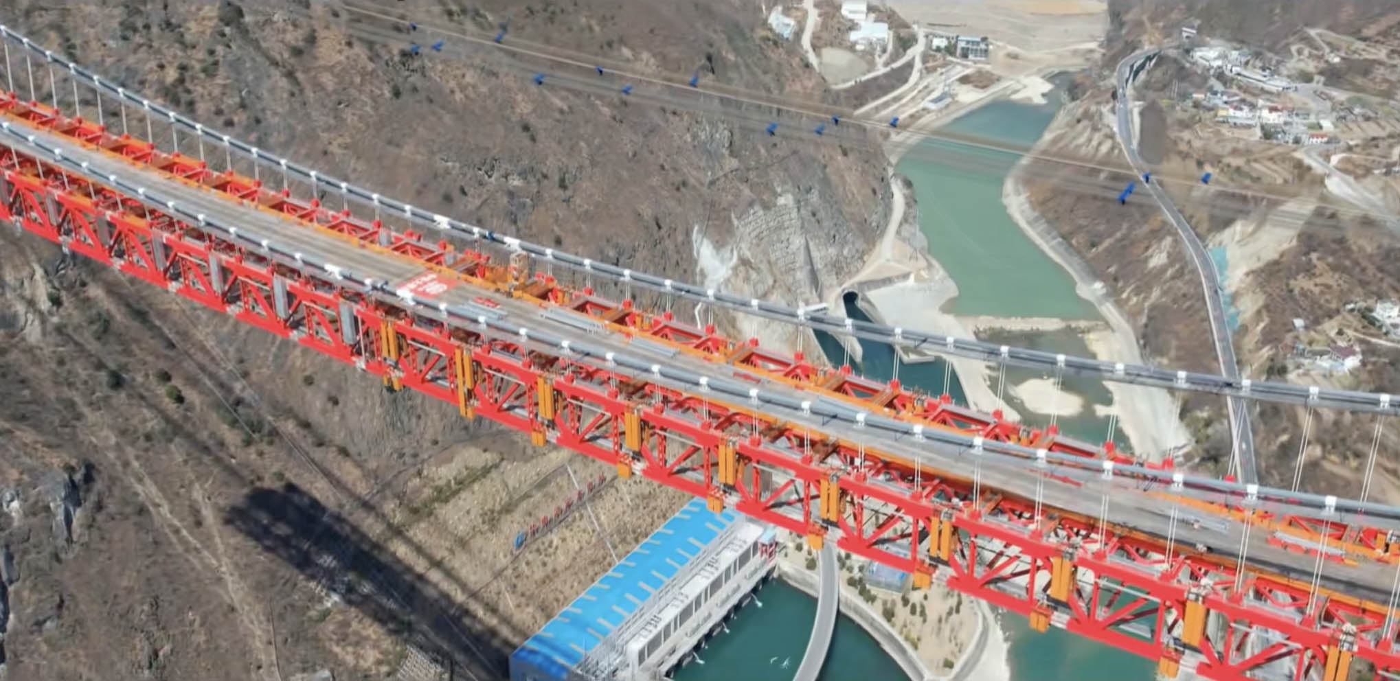 Daduhe railway bridge ChuanzangTrussRedCompleted.jpg