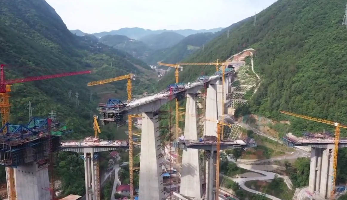 Lianghekou railwayConstCrossing.jpg