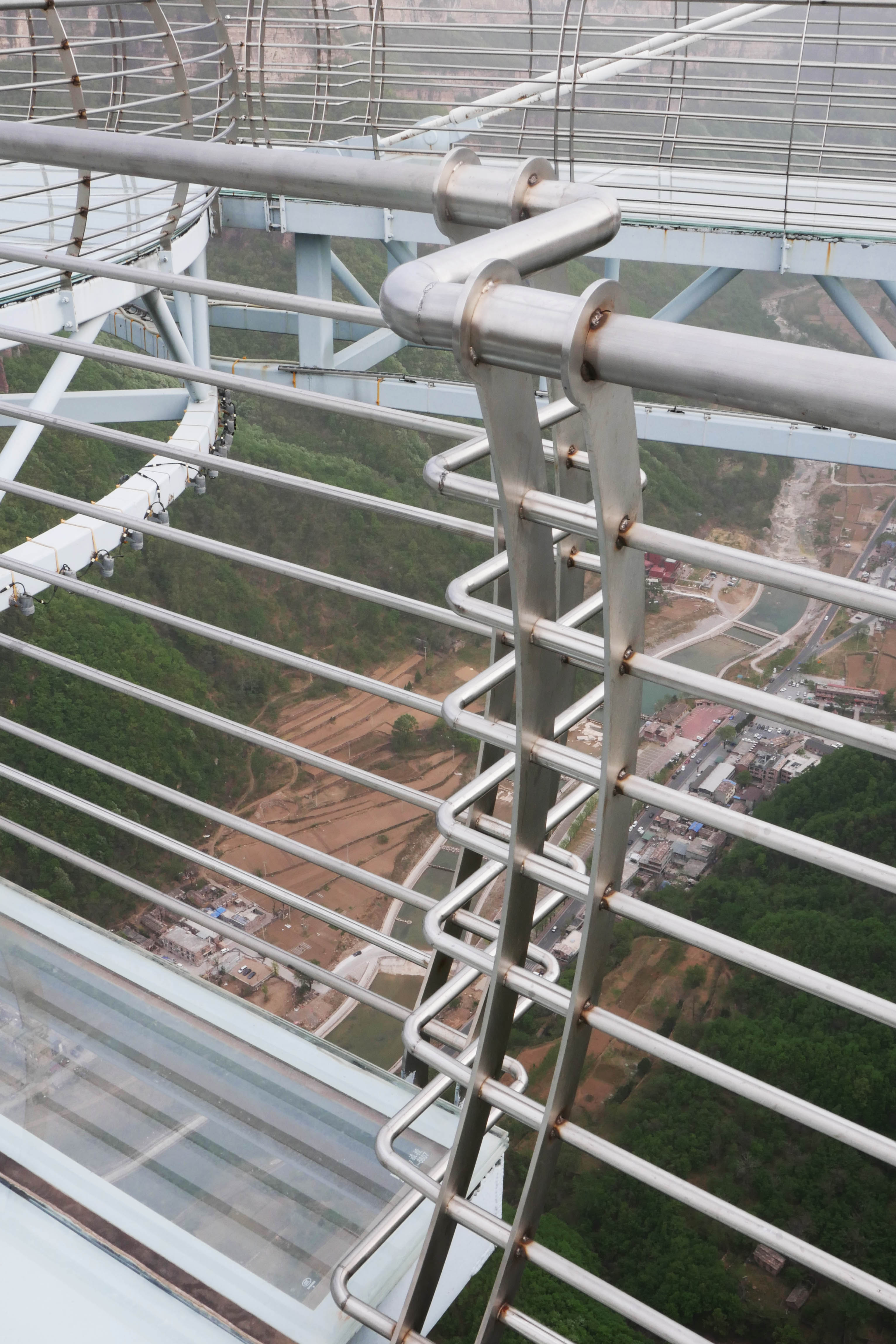 Taihang GlassPlatformRailingRods.JPG