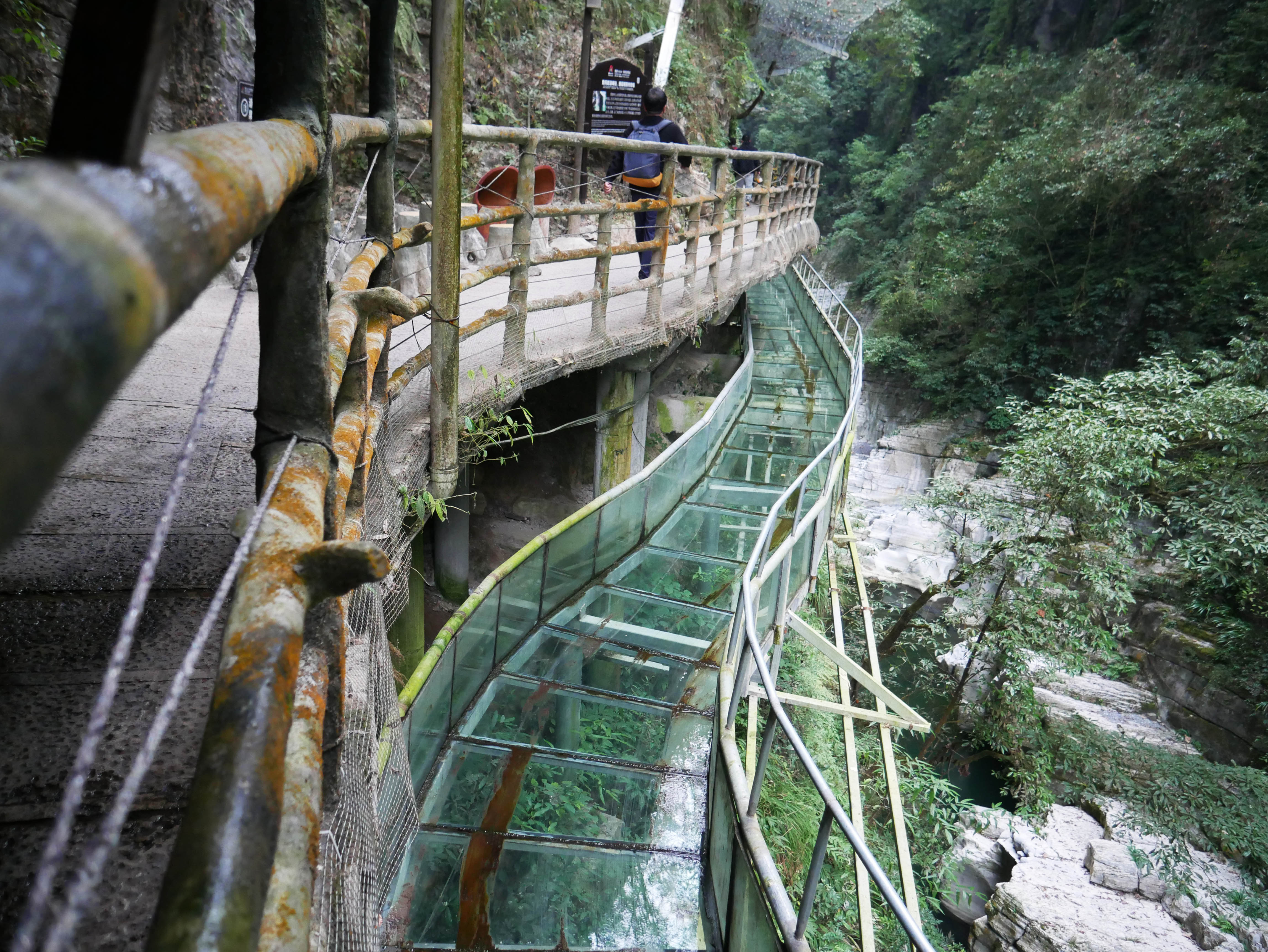 YunzhiduanCliffwalkRaftBridgeEdge.JPG