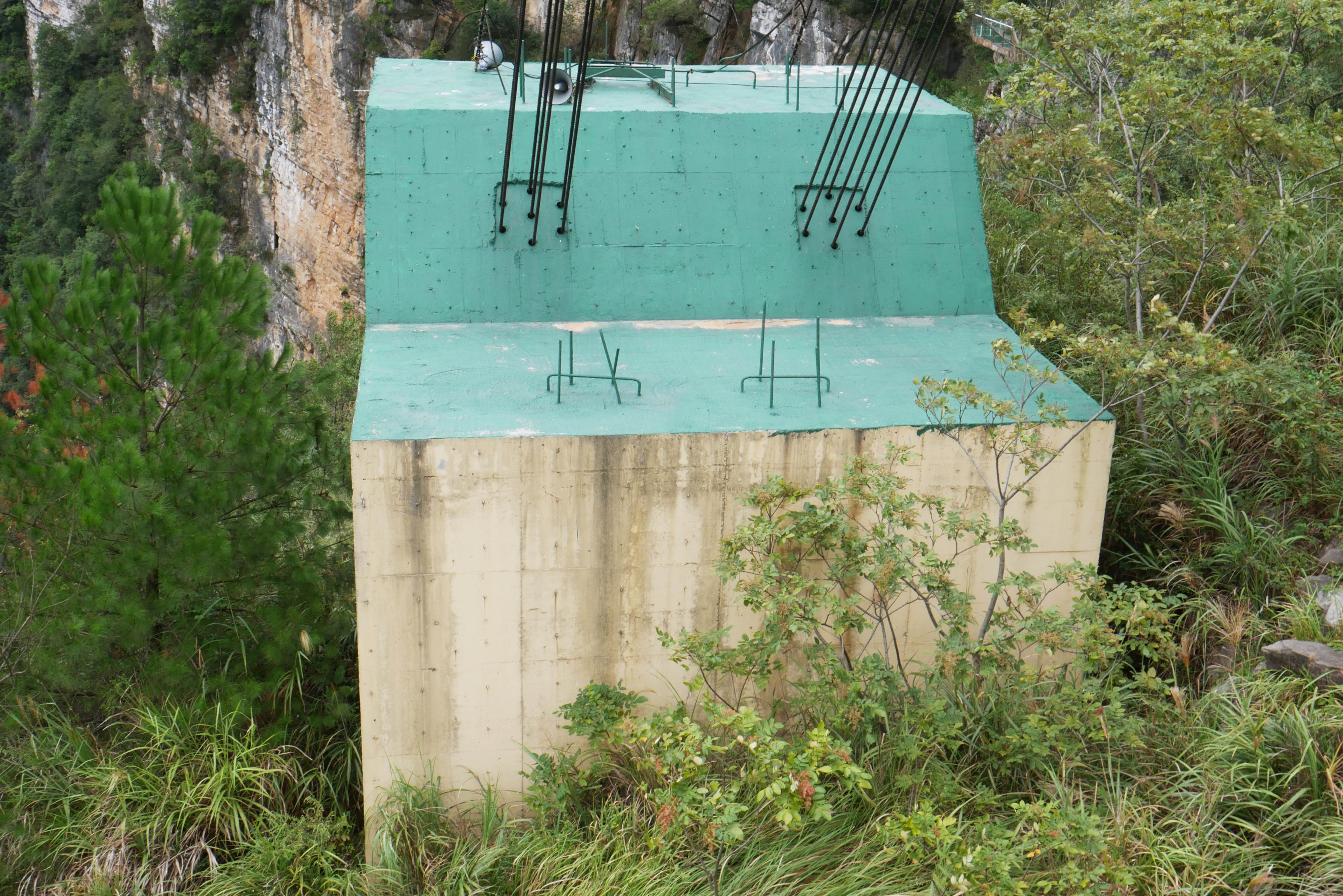 Fengdu Lianhuashan Glass FootbridgeFoundation2.JPG