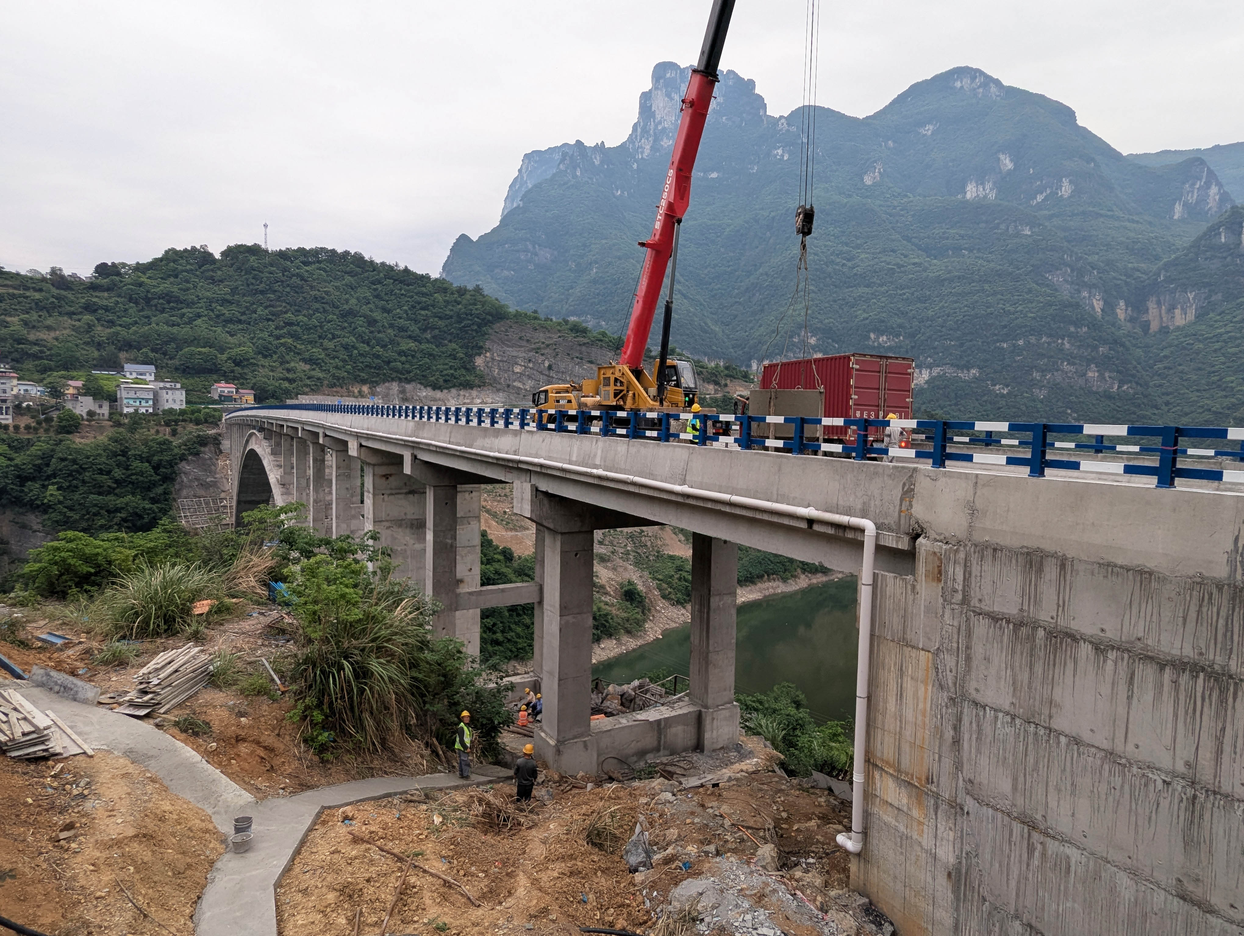 Qingjiang Bridge TianchikouCrane.jpg