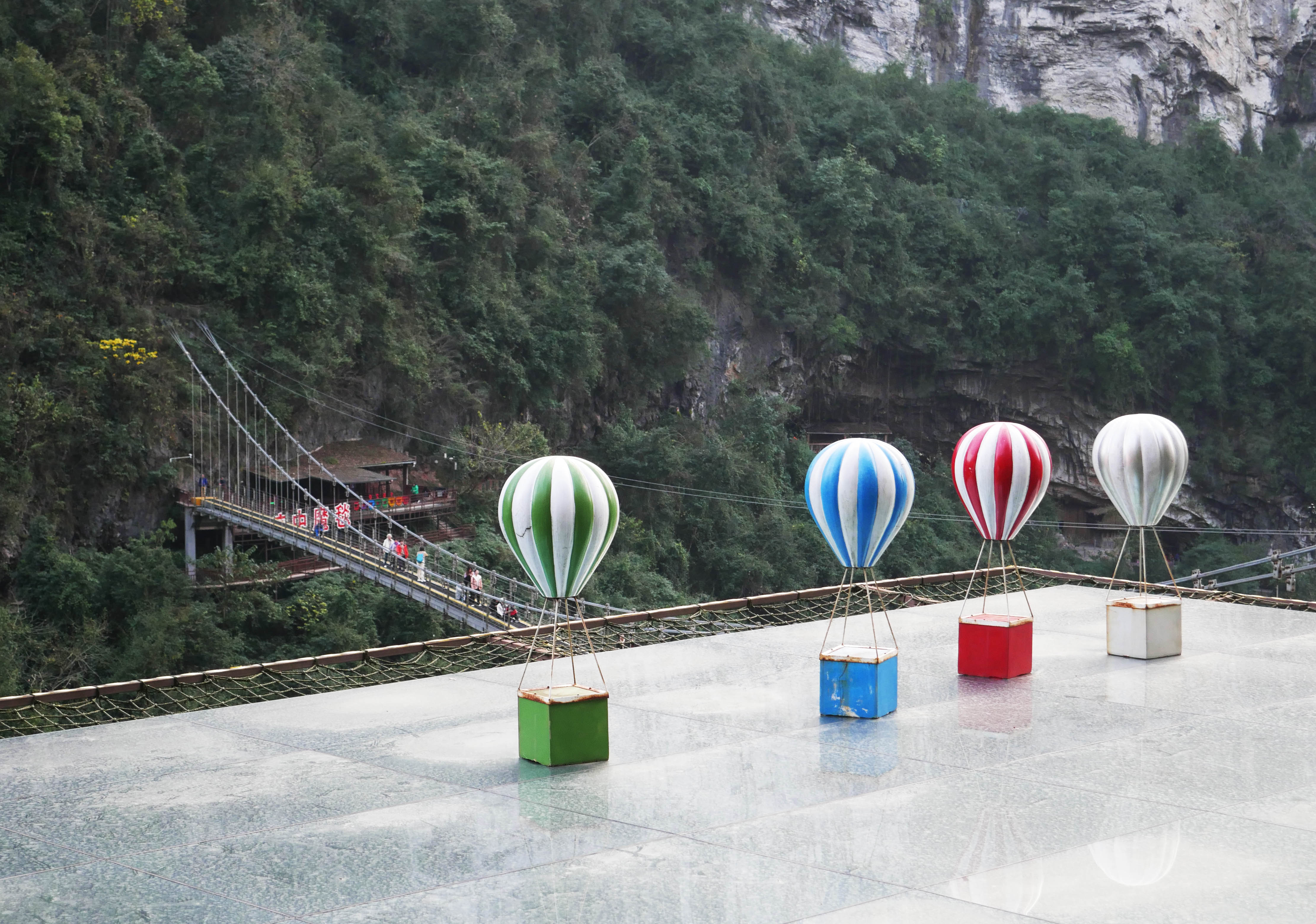 MotanyunFootbridgeBalloons.JPG